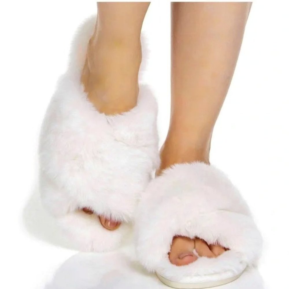 NWT FLORA NIKROOZ Warm & Soft White Fuzzy Faux Fur Slippers S 5-6